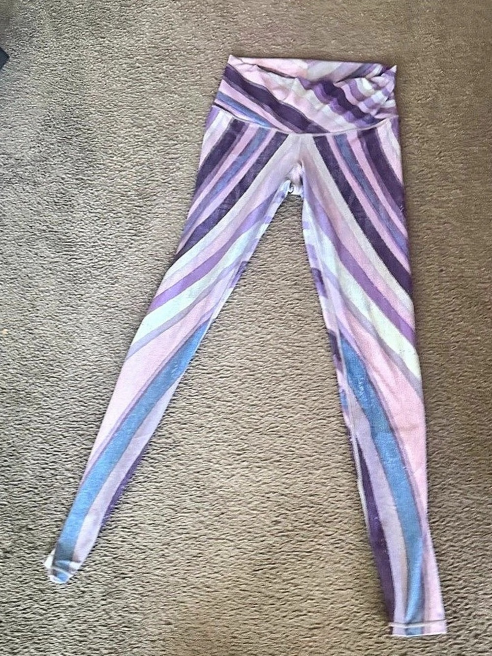 niyama sol leggings Yoga Chevron Capri white leggings with a high-rise waistband